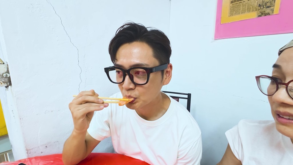 張振朗鼓起勇氣再試一片刺身,表情顯得相當掙扎。 張振朗鼓起勇氣再試一片刺身,表情顯得相當掙扎。