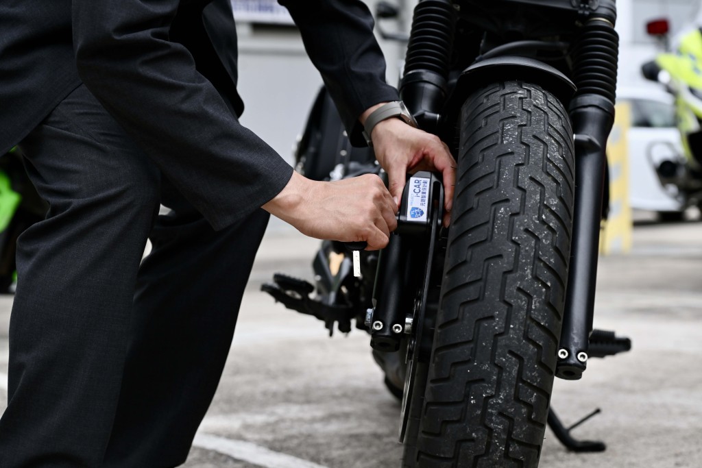 「智車保險包」內的防盜鎖可鎖住煞車碟，令電單車無法被隨意推走，感應到震動更會發出高分貝警報。 劉駿軒攝