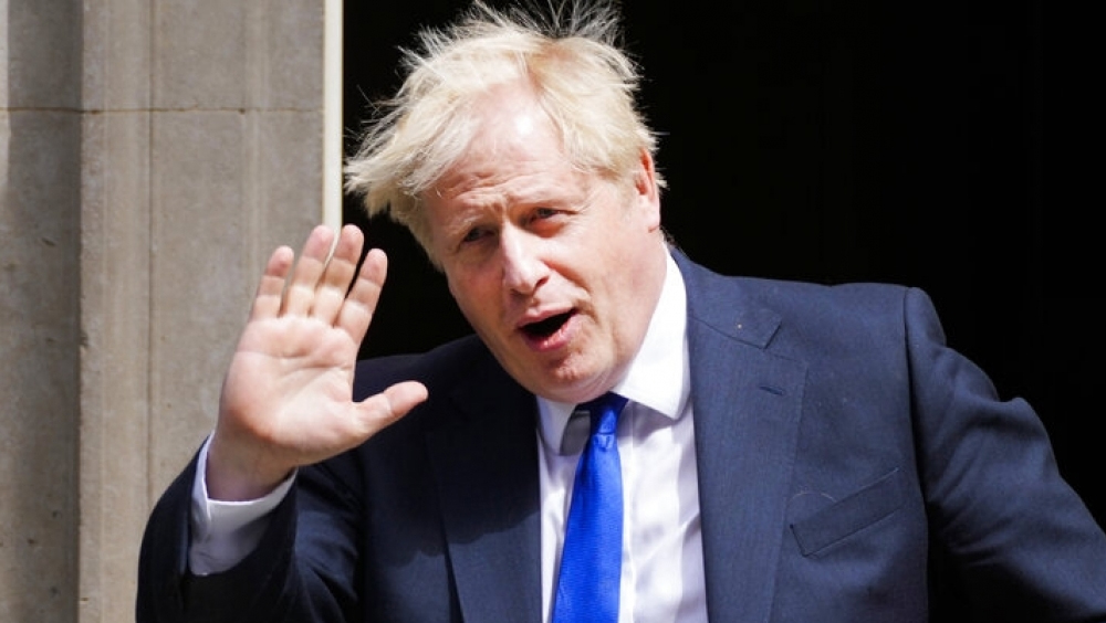 约翰逊坚持不辞职并革除房屋大臣职务。ap图