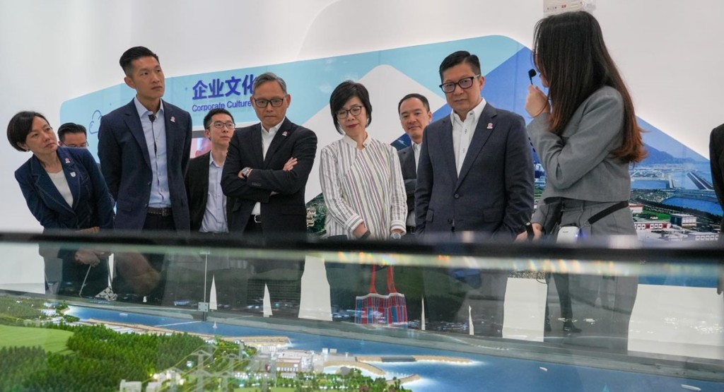 鄧炳強率團參觀深圳的大亞灣核電基地。鄧炳強facebook圖片