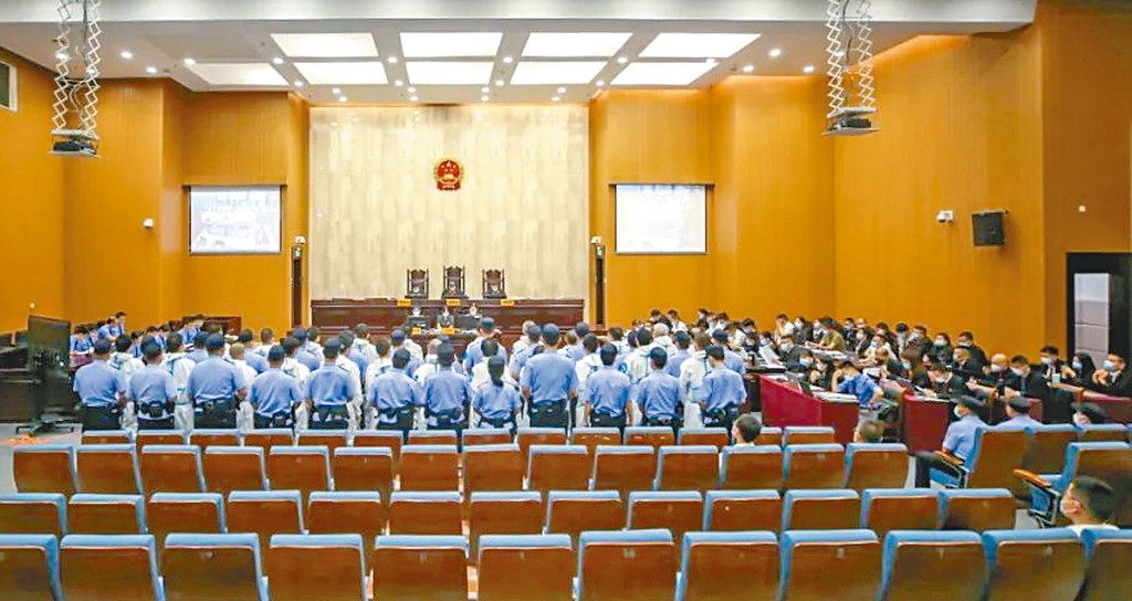 太陽城集團創辦人周焯華「洗米華」相關案件溫州開審,港人張寧寧等三十五名被告認罪。
