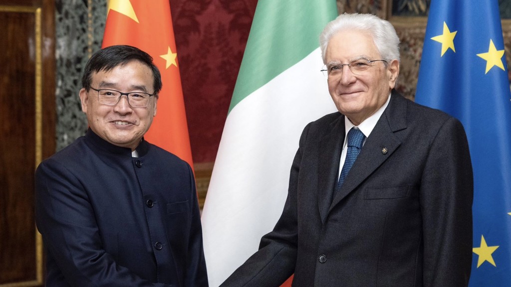 中国驻意大利大使贾桂德2023年1月赴任时，与意大利总统马塔雷拉会面。 新华社