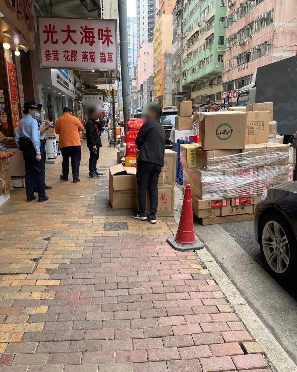 西區警區聯同食環署人員在海味街一帶打擊阻街。警方提供