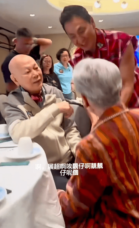 羅蘭疑似認不出何家勁，羅家英表示這位是展昭，羅蘭望一望反應不大。