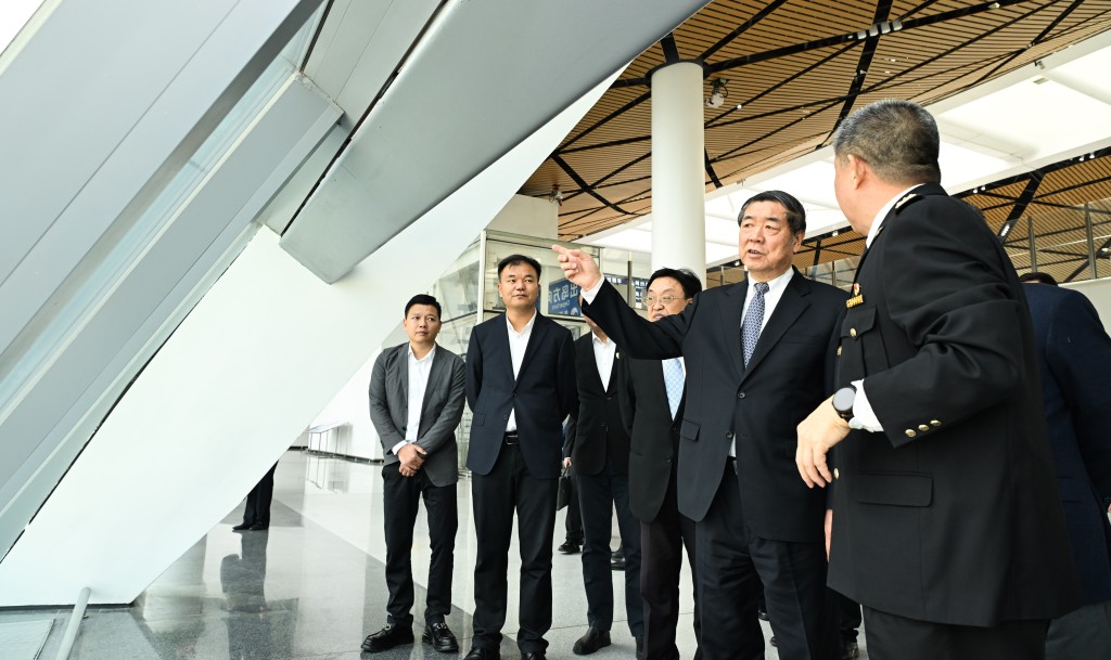 何立峰在海口新海港調研。新華社