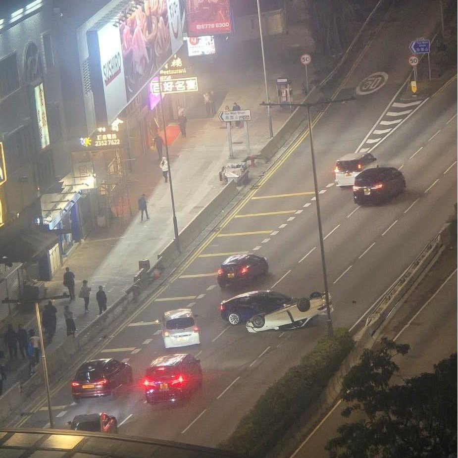 现场为黄大仙龙翔道往观塘方向近新光中心对出。FB：Bosco Chu@马路的事讨论区