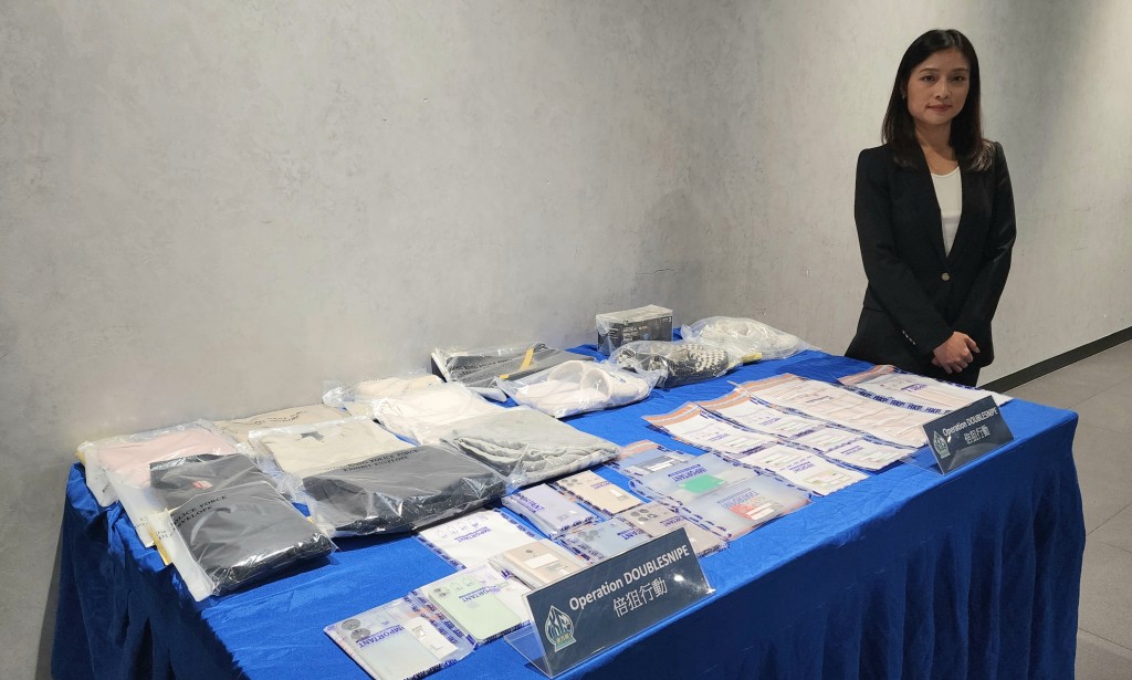 東九龍總區科技及財富罪案組第一隊高級督察任婉彤交代案情。黃文威攝 東九龍總區科技及財富罪案組第一隊高級督察任婉彤交代案情。黃文威攝