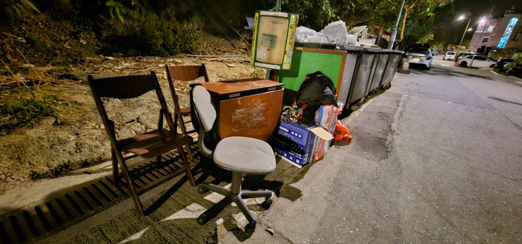 刚过去的周日，有大埔居民将旧枱凳弃置于垃圾收集站。