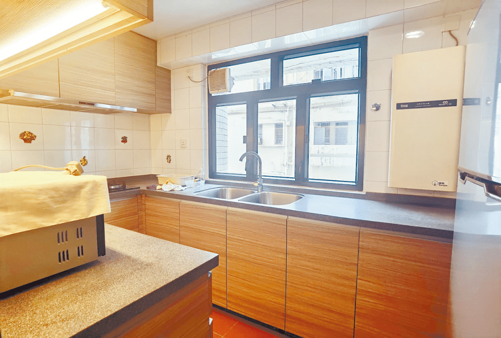 廚房設有多扇對流窗，促進室內空氣流通。