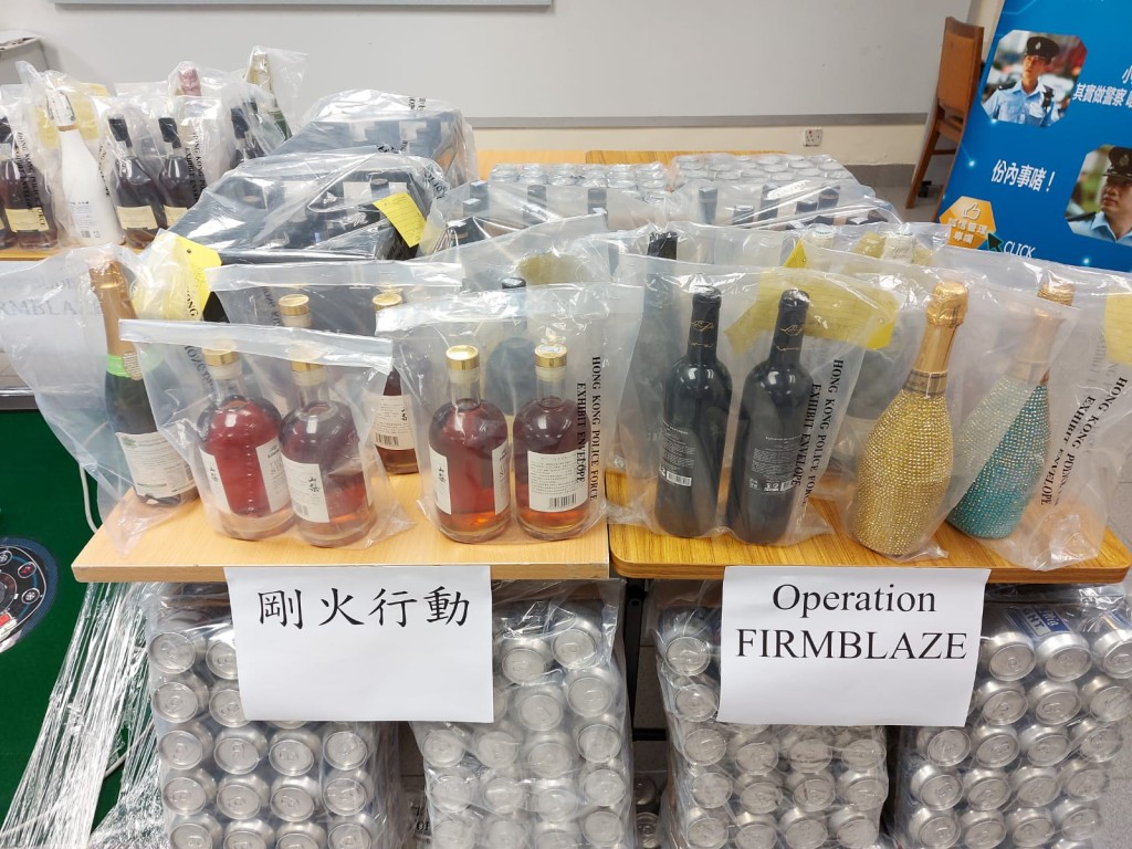 警方展示檢獲涉案的酒精飲品及器材。