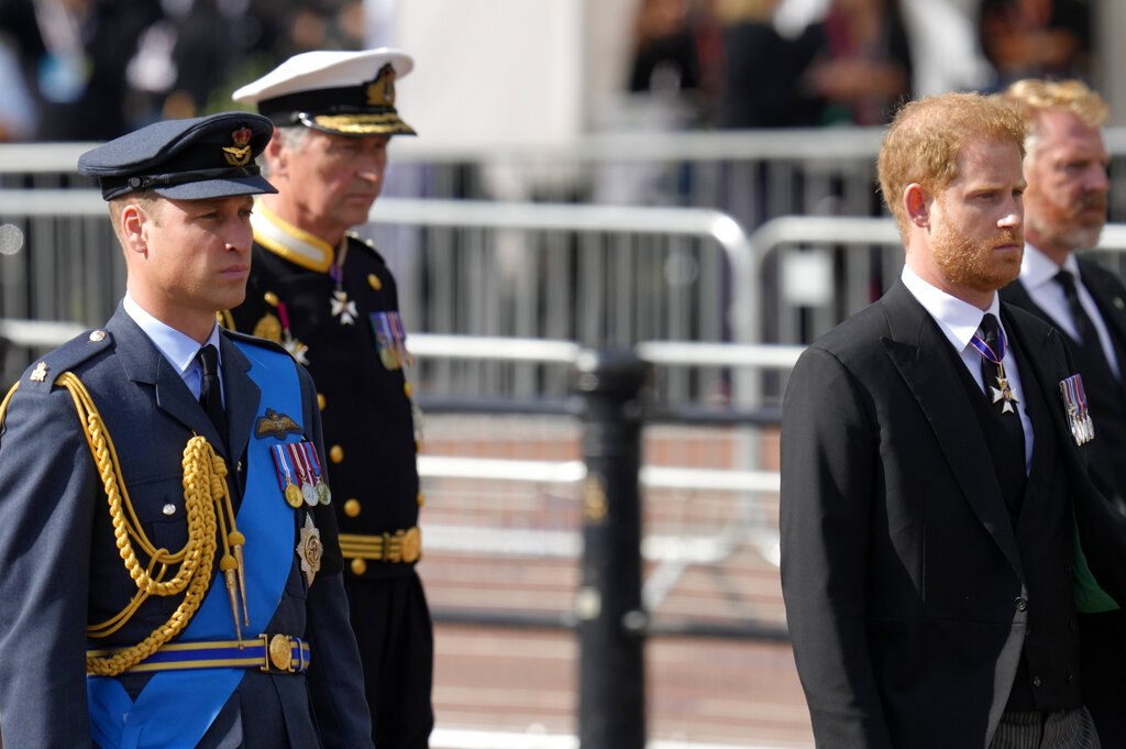 脱离皇室的哈里王子只能身穿西装。AP