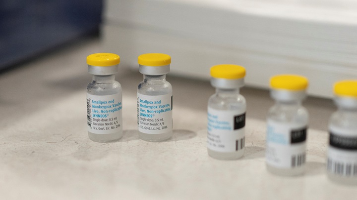 多國因應今年猴痘疫情爆發，對高風險群組展開疫苗接種。路透社資料圖片