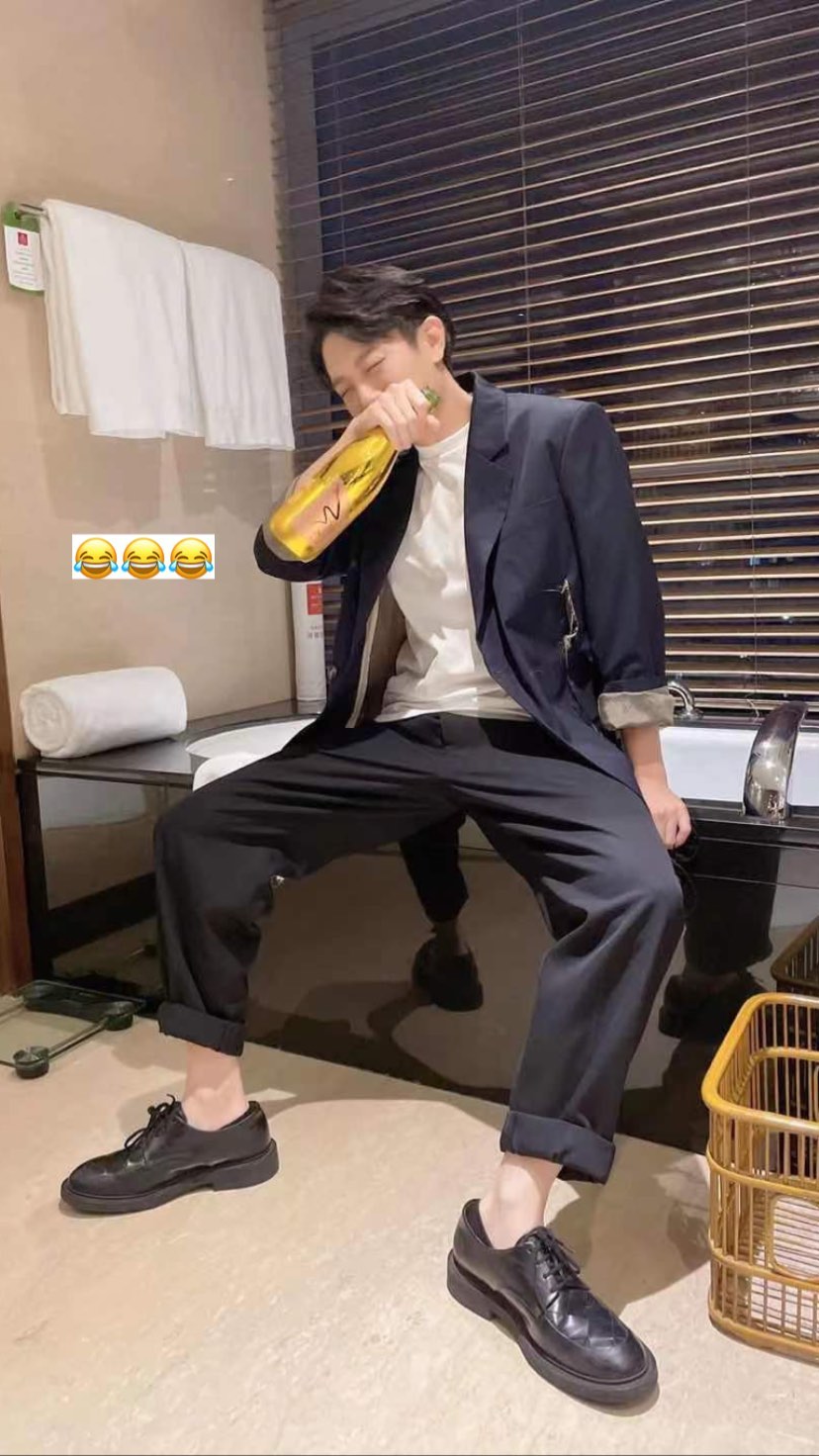 扮借酒消愁的韋禮安最後「破功」大笑。