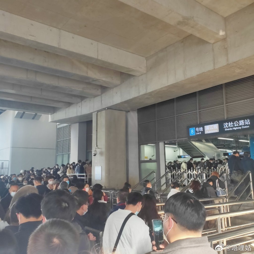 上海地铁浦江线信号故障，通勤族挤在地铁进站口等待。微博图片
