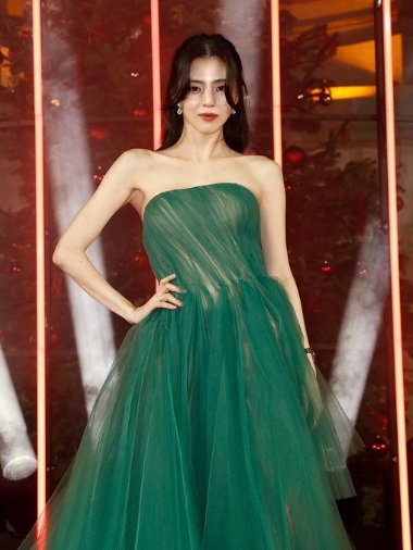 人氣韓星韓韶禧以一襲Reem Acra綠色晚裝出席英倫時尚大獎頒獎禮。
