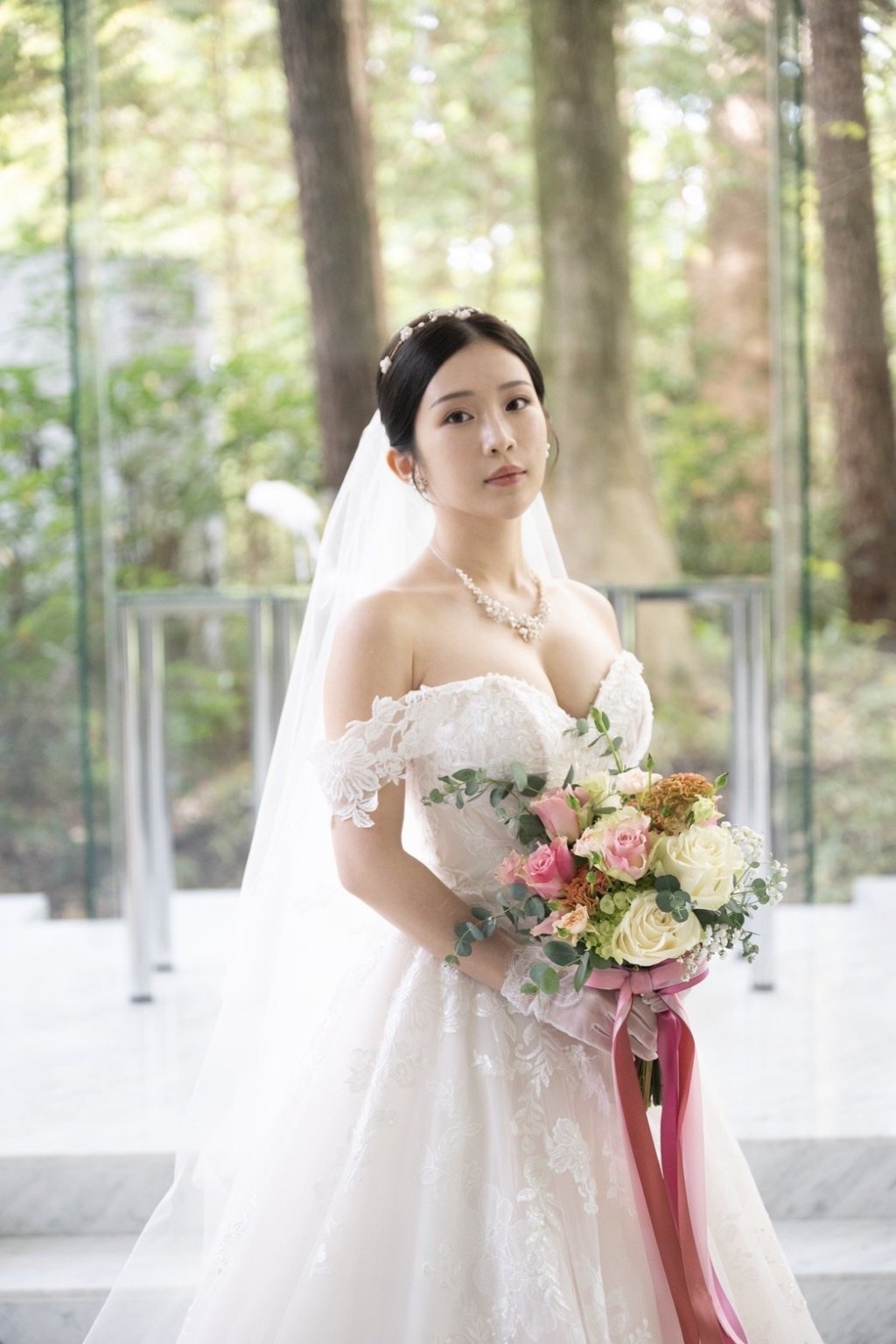 「雞排妹」鄭家純穿上婚紗，成為最美新娘。