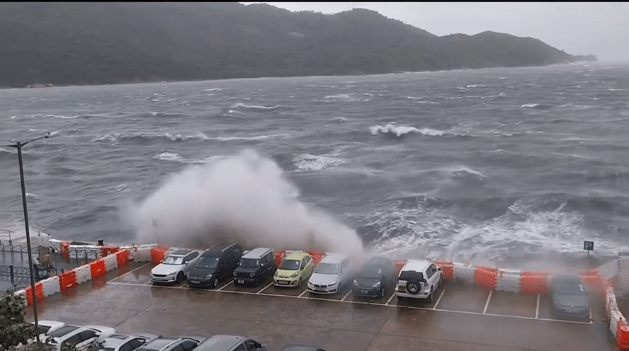 巨浪濺向泊近岸邊的最少8輛私家車 巨浪濺向泊近岸邊的最少8輛私家車