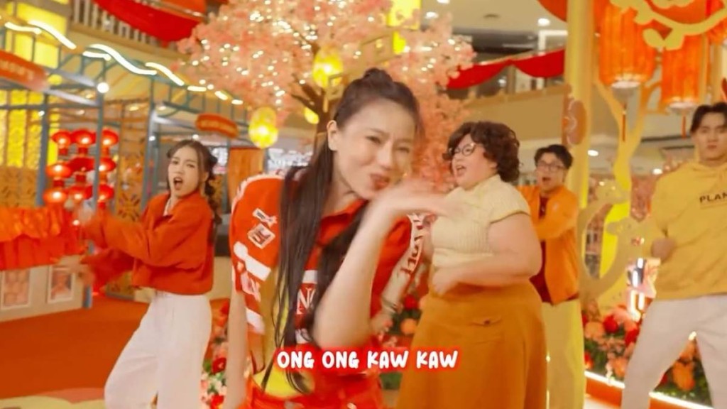 大馬賀年新歌不斷重覆「Ong Kaw Kaw」，被指是與廣東粗口諧音，成為熱話。IG@Bungkus Kaw Kaw