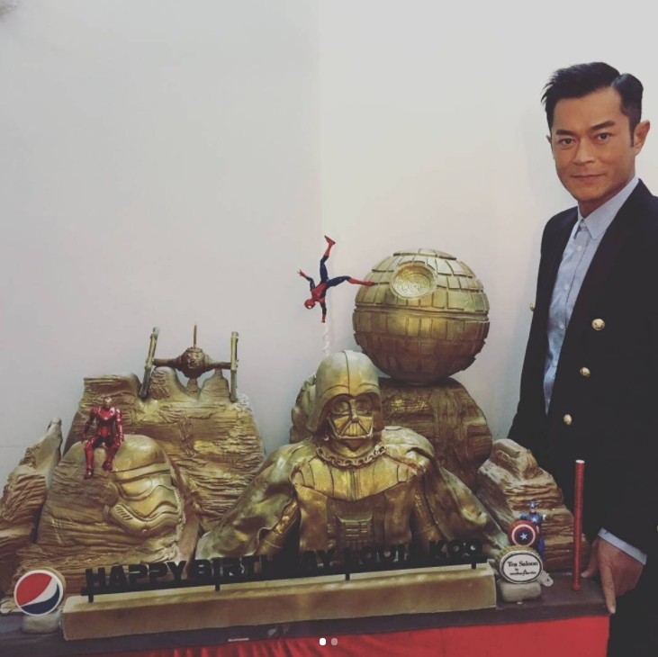 古天樂開心收到星球大戰堡壘蛋糕。