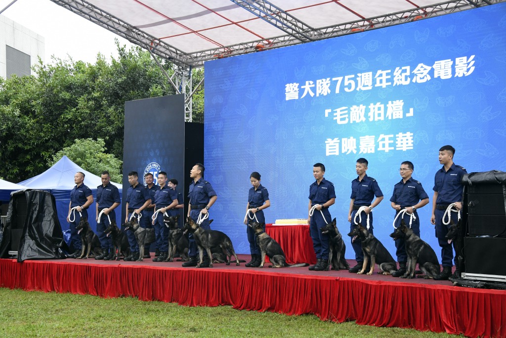 領犬員與警犬神態威武。楊偉亨攝