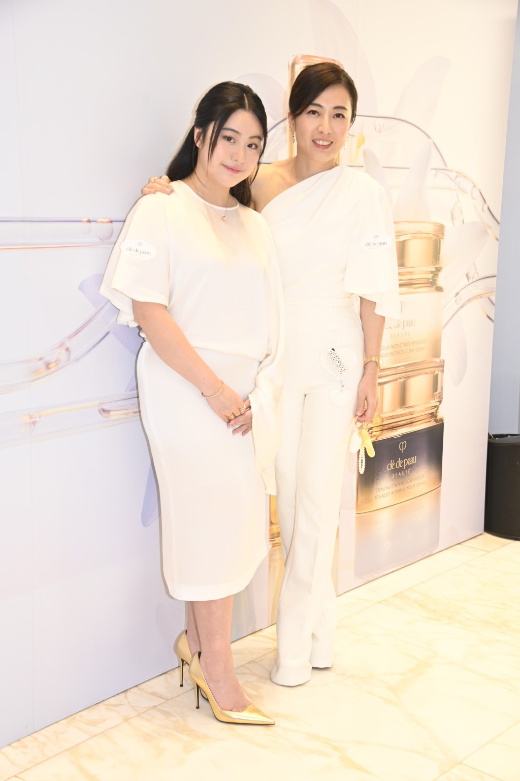 因為正值暑假才可母女檔。 因為正值暑假才可母女檔。