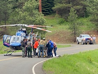 搜救队用直升机送盖勒特往当地医院治疗。