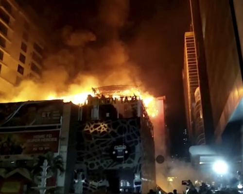 現場火光沖天。AP