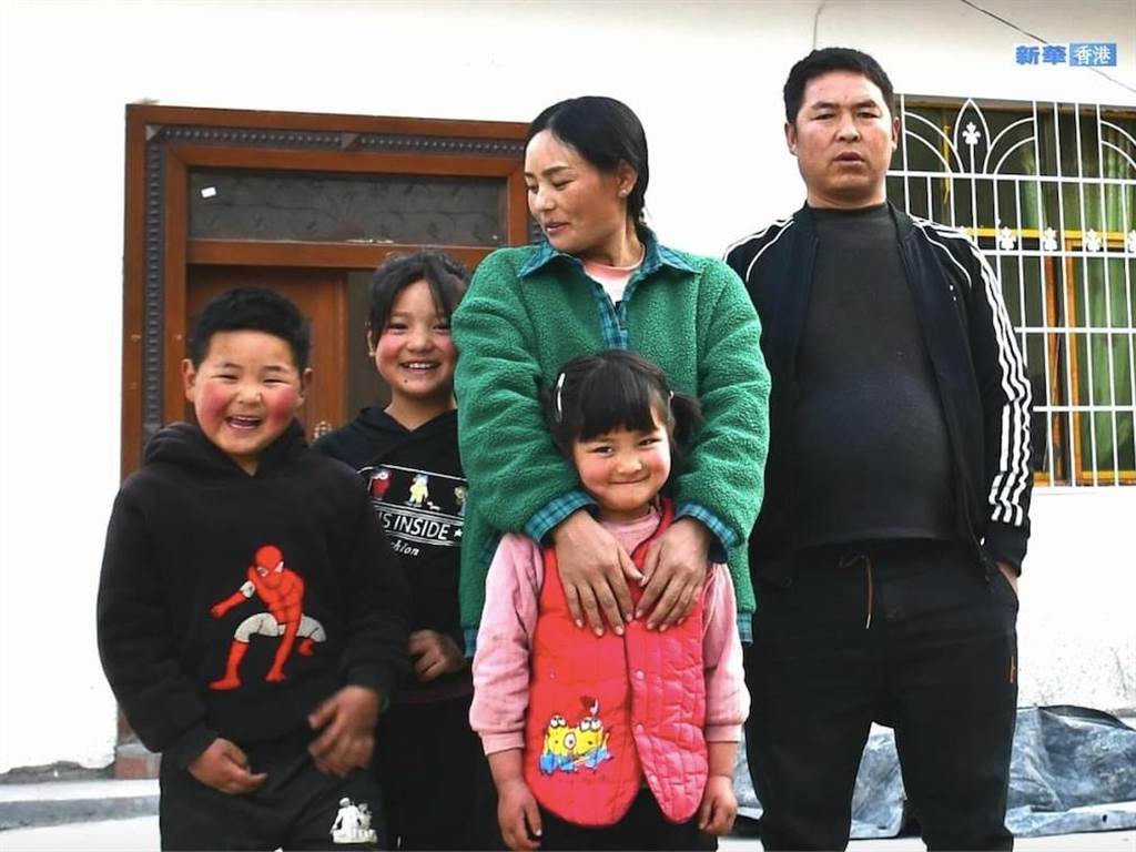 巴木玉布木夫妻和他們的孩子，但原照片中的嬰兒已夭折。