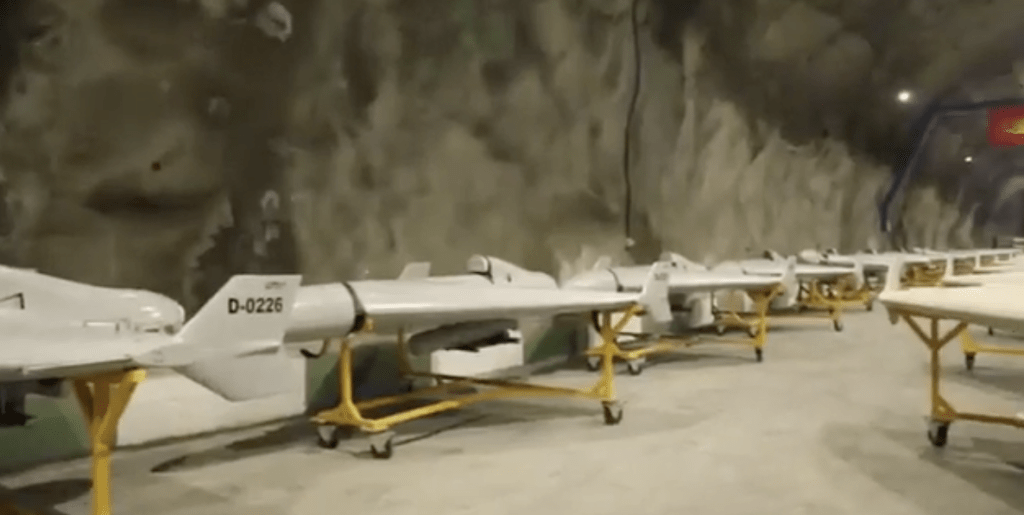 影片顯示，在燈火通明的隧道內，兩側整齊排列著大量「沙赫德-136」（Shahed-136）自殺式無人機。