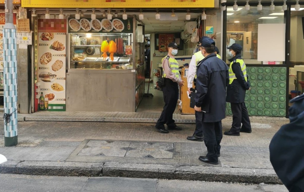 警方于油麻地新填地街、上海街及庙街一带进行联合行动，打击阻街及交通违例事项。警方提供