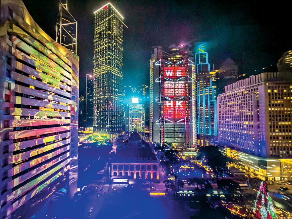 「光影汇．中环」昨晚正式推出，象征香港慢慢步出大火阴霾，社会开始复常。