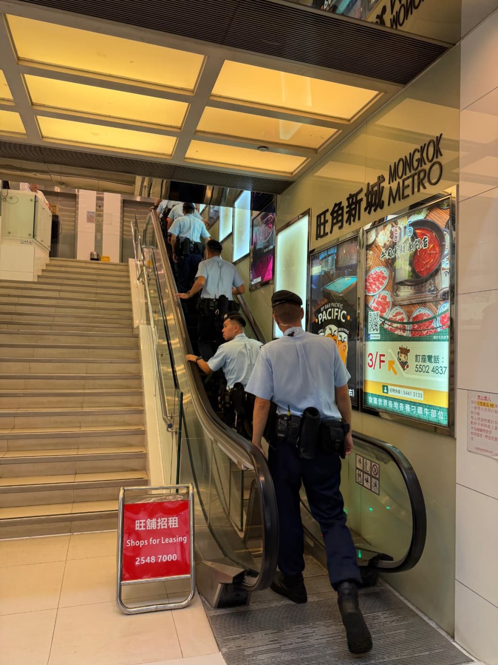 警方在旺角展開反罪惡行動,突擊巡查10多處夜場。警方圖片 警方在旺角展開反罪惡行動,突擊巡查10多處夜場。警方圖片