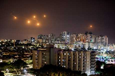 從以色列南部阿什凱倫遠望，可見加沙北部上空的閃光彈。路透社
