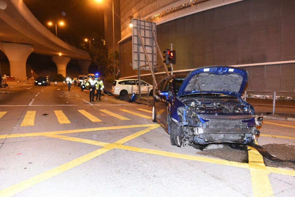藍色七人車擱在路中。