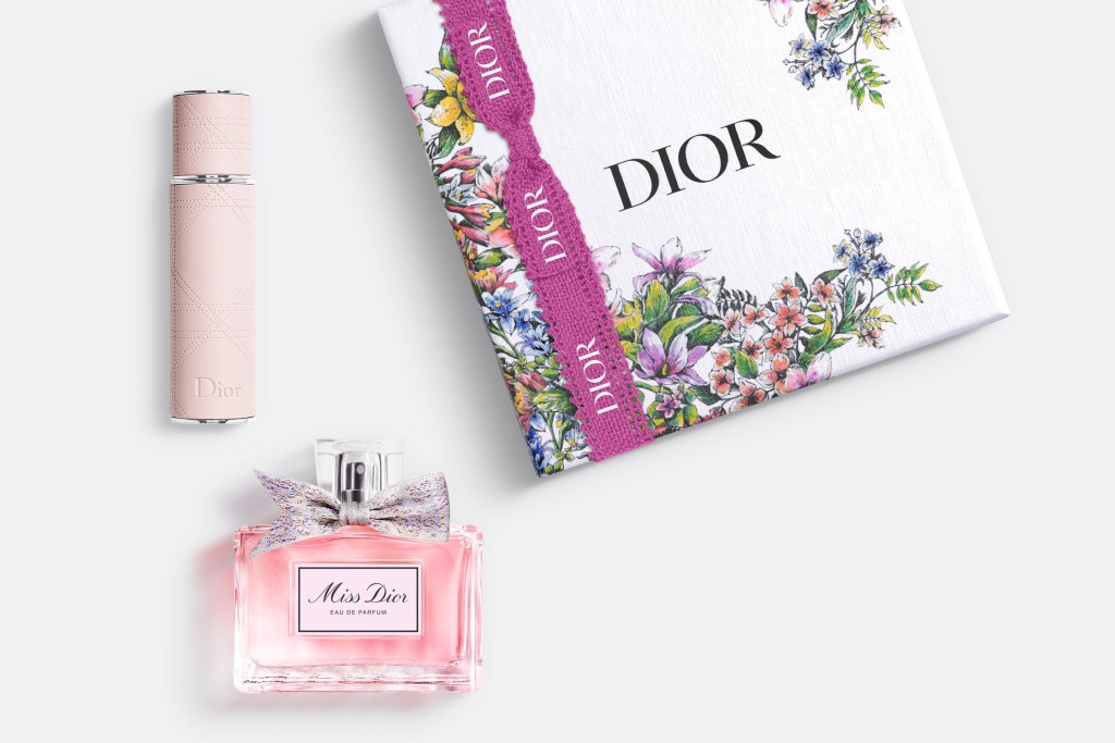 Dior情人節珍藏版禮盒套裝/$1,260，包括Miss Dior香薰50ml，糅合五月玫瑰、鈴蘭、牡丹、鳶尾花與木香。另附送隨行香薰噴霧10ml。