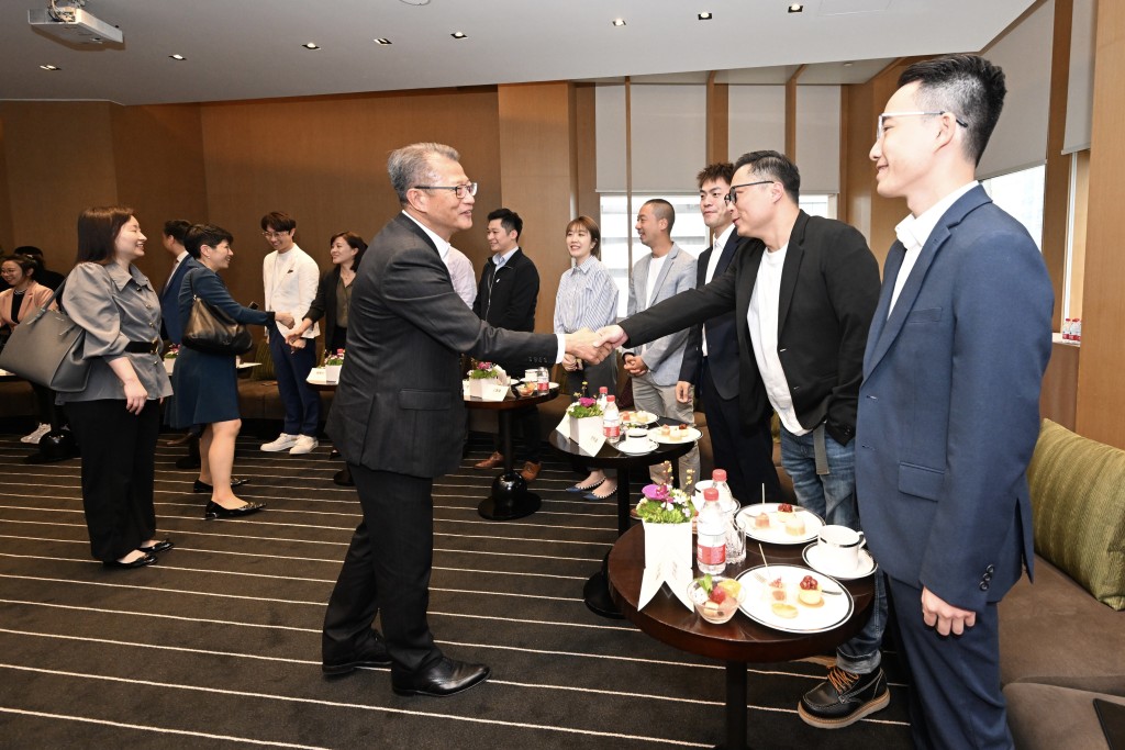 陳茂波與在穗的香港青年企業家舉行座談會，交流意見。政府新聞處圖片