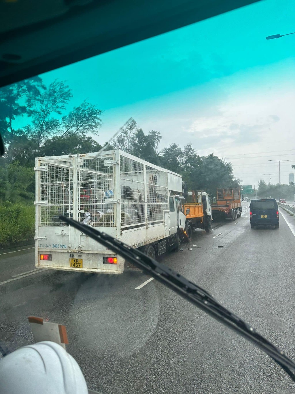 兩貨車頭尾相撞。網上圖片