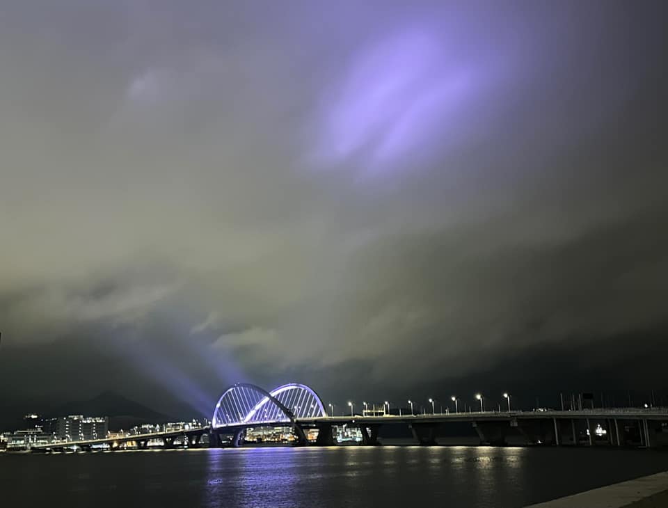 大橋射出紫色LED射燈，夜空頓時染成絢麗紫色，璀璨又有點浪漫。(將軍澳主場FB圖片)