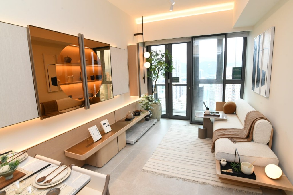 客厅以落地玻璃折叠门设计连接露台，广纳自然光线，屋内更见明亮温馨。