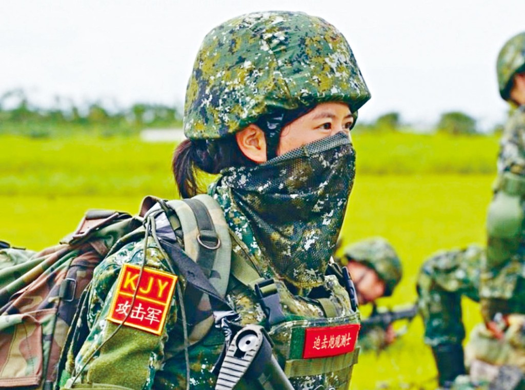 ■模擬解放軍的台灣特戰兵有簡體字「攻擊軍」標示。