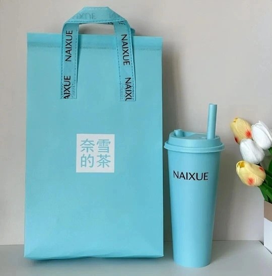被戏称为“深圳市包”的各大连锁茶饮品牌包装袋，忽然变成抢手货。