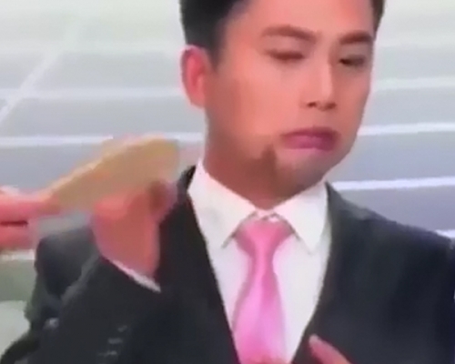 山東濟南一名男主播近日錄製節目期間，被一隻蜜蜂撲到臉上，當場嚇呆，臉容扭曲。  網上圖片