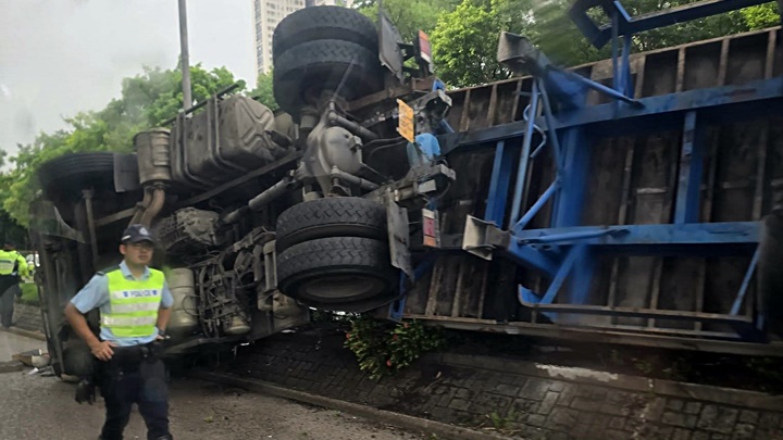 大埔完善路發生貨櫃車翻側意外。fb： 馬路的事 (即時交通資訊台)