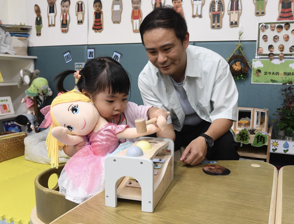 康浩禎指出,現時本港資助幼兒中心内合資格幼兒工作員的人手比例不足。 康浩禎指出,現時本港資助幼兒中心内合資格幼兒工作員的人手比例不足。
