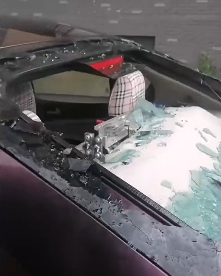 部分汽車車窗及擋風玻璃被砸爛。網圖