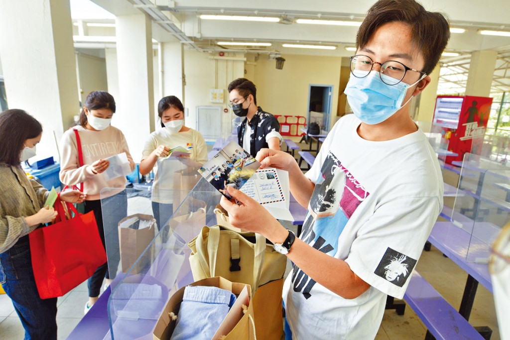 王肇枝中學昨派發文憑試准考證；考生楊允曦已提前收拾好行李，以免突然須赴竹篙灣應考。
