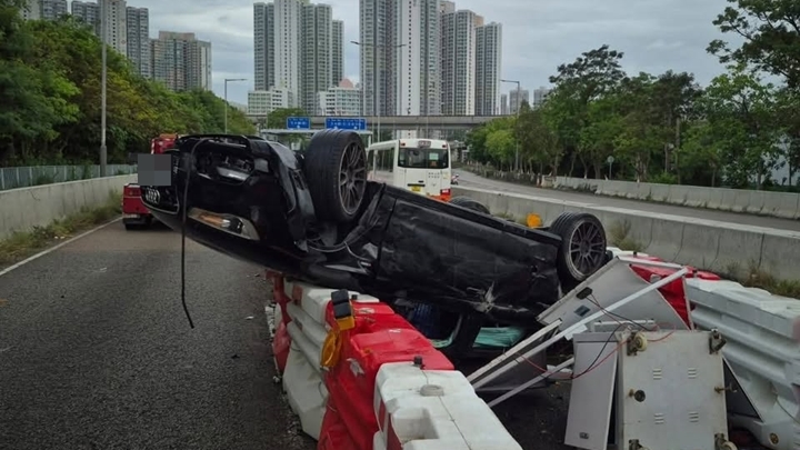 奧迪私家車撞水馬翻轉。 fb車cam L（香港群組）圖片