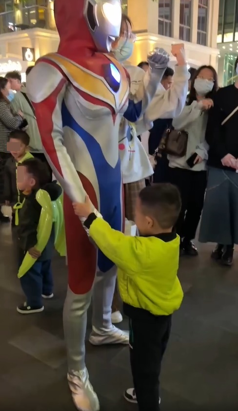 小童摸过超人粗壮的手臂后，将视线转到超人胯下。网上截图
