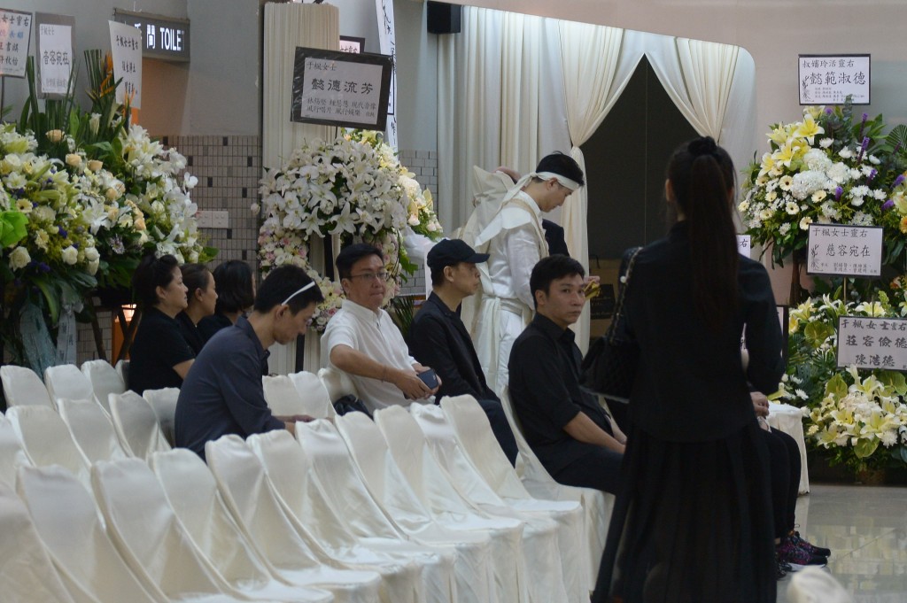 戴上帽子的叶振棠在于枫出殡当日未有接受传媒访问。