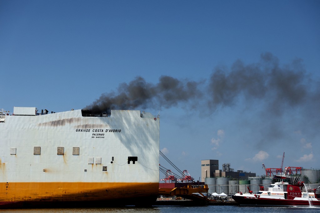 美国新泽西州纽瓦克港的一艘货轮起火，2名消防员在灭火时被困身亡。